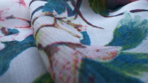 Super zblízka. Detaily hedvábné tkaniny s květinovým potiskem. pozadí textury