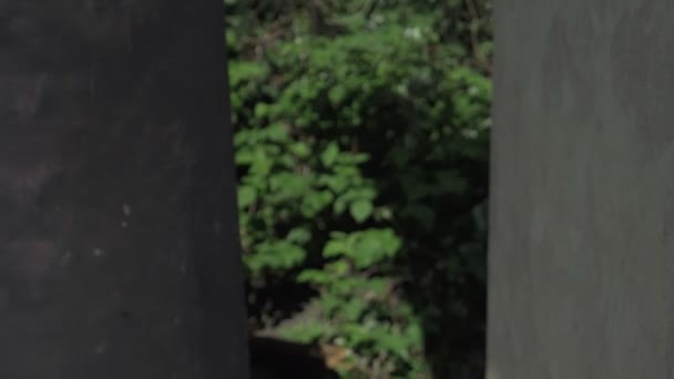 Detailní záběr. muž zavírá dveře venkovského domu zevnitř — Stock video