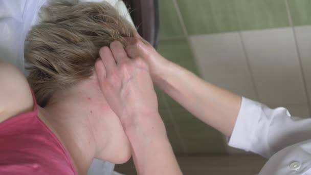 Vertical. massagista dá mulher anti-envelhecimento massagem facial no spa — Vídeo de Stock