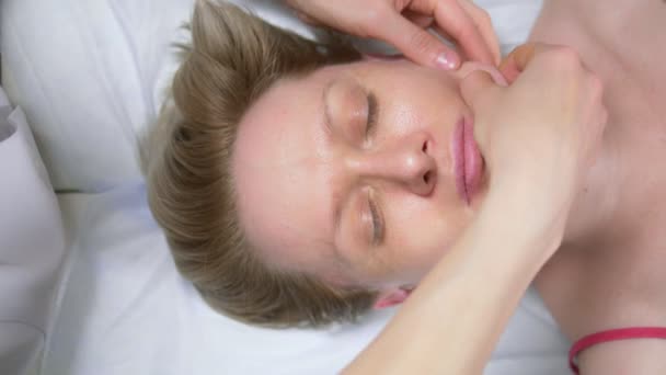 Widok z góry. masażysta daje kobiecie relaksujący masaż głowy w spa — Wideo stockowe