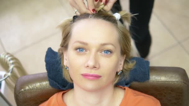 Крупный план. парикмахер делает афро косички блондинке — стоковое видео