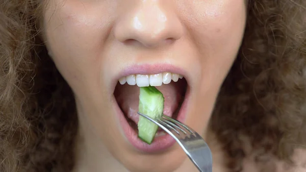 特写嘴唇。女人用叉子酱汁吃黄瓜. — 图库照片