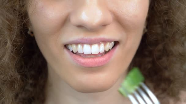 Labios de primer plano. mujer comiendo un pepino con un tenedor . — Vídeo de stock