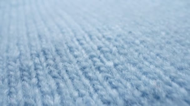 Super da vicino. Dettagli di tessuto di lana lavorato a maglia blu. sfondo tessile — Video Stock