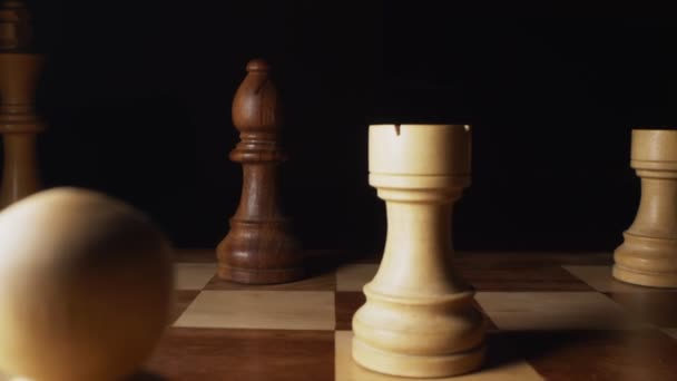 Super close Detalles de piezas de ajedrez que están sobre un tablero de ajedrez — Vídeos de Stock