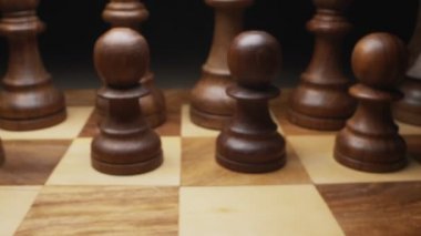 Satranç tahtasında duran satranç taşlarının süper yakın detayları