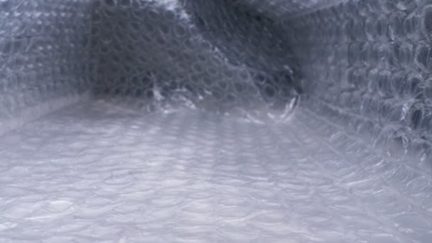 Super ravvicinato. elementi di imballaggio cellophane materiale con bolle — Video Stock