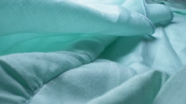 Supernärbild. inslag av en mild blå blus med volanger. textilbakgrund — Stockvideo