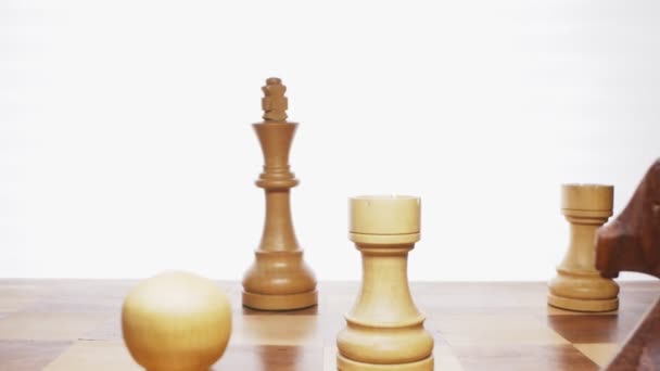 Super gros plan. le processus de jeu d'échecs. échec mat — Video