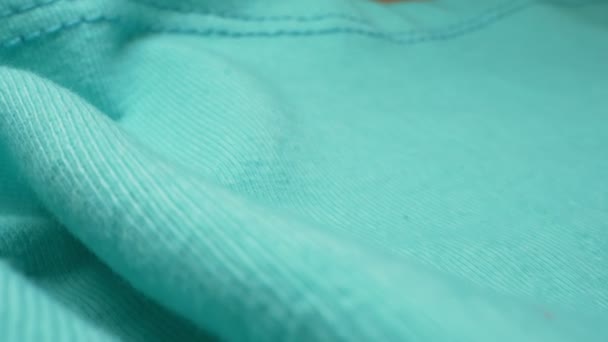 Super primo piano. elementi di una camicetta azzurra gentile con fronzoli. sfondo tessile — Video Stock
