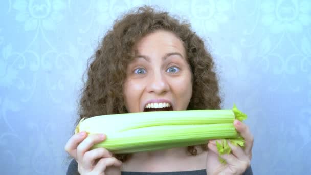 Porträt eines schönen Mädchens, das glücklich Selleriestangen isst — Stockvideo
