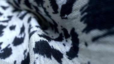 Makro. Tekstil arka planı. İpek kumaş kıvrımları. Renkli leopar boyanmış.