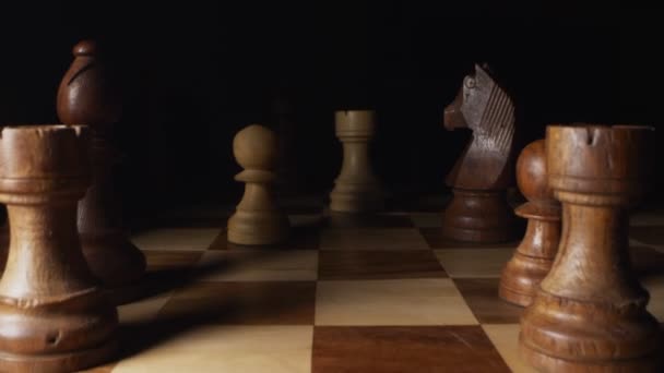 Super close Détails des pièces d'échecs qui se tiennent sur un échiquier — Video