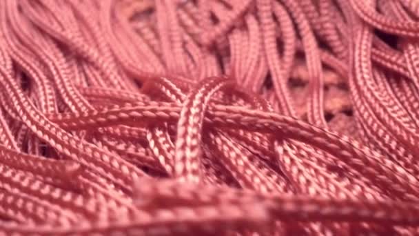 Súper cerca. elementos de franja roja. fondo textil — Vídeos de Stock