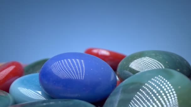 Super close-up details van kunstmatige veelkleurige kiezelstenen. decoratieve achtergrond — Stockvideo