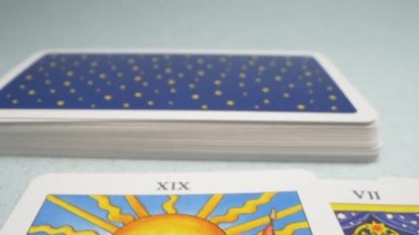 Yazı işleri. Rusya Sochi 07 / 04 / 2020. Süper yakın çekim. Detaylar. Masanın üzerinde bir deste tarot kartı var.