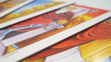 Yazı işleri. Rusya Sochi 07 / 04 / 2020. Süper yakın çekim. Detaylar. Masanın üzerinde bir deste tarot kartı var.