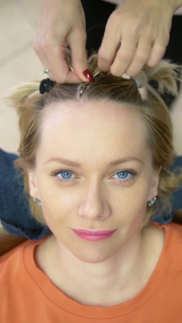 Gros plan. coiffeur faire afro pigtails à une blonde fille — Video