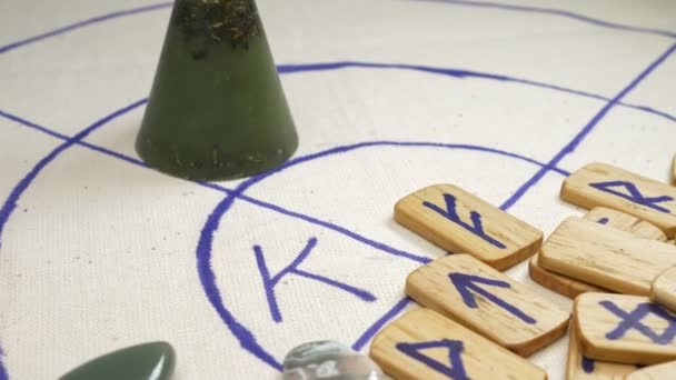 Super detailní. magické pozadí, runy, sušené byliny a kameny na stole — Stock video