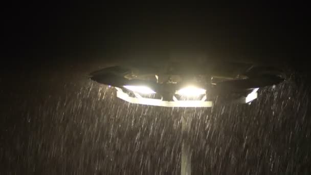 Primer plano de una lámpara de calle por la noche durante la lluvia. mal tiempo — Vídeos de Stock