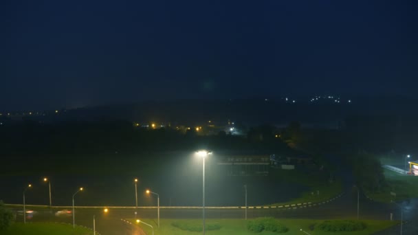 Zeitintervall. Blitze in der Nacht bei Sturm über einer Stadtstraße — Stockvideo