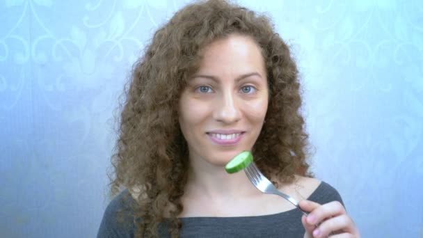 Retrato. mujer comiendo un pepino con salsa de un tenedor — Vídeos de Stock