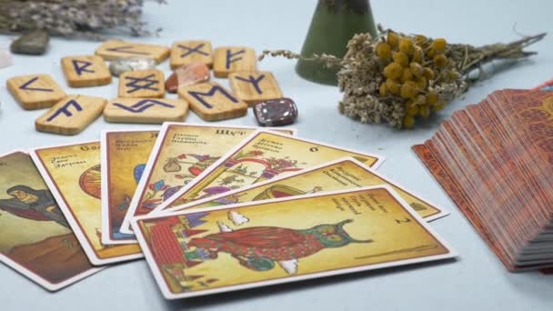 Leitartikel. Russland Sotschi 07.4.2020. Tarotkarten, Runen und magische Attribute — Stockvideo