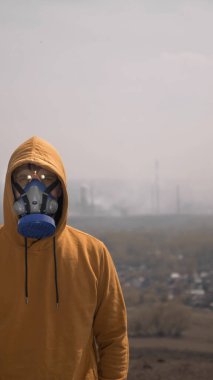 Dikey olarak. Sis arka planında solunum cihazındaki adam. Boşluğu kopyala