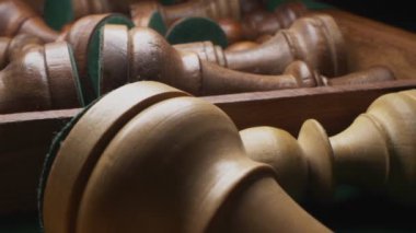 Süper yakın çekim. Bir kutuda duran satranç taşlarının ayrıntıları