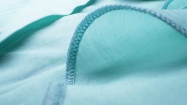 Süper yakın plan. Süslü mavi bir bluzun parçaları. tekstil arkaplanı