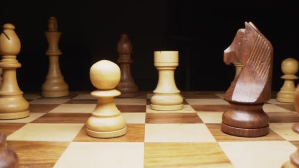 Super close Détails des pièces d'échecs qui se tiennent sur un échiquier — Video