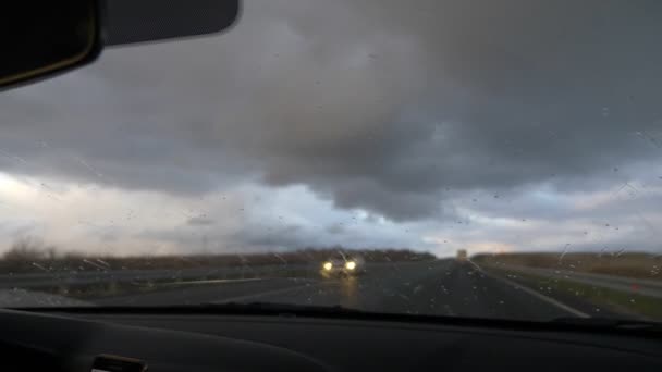 Pustą autostradę na polu. horyzont i burzliwe chmury — Wideo stockowe