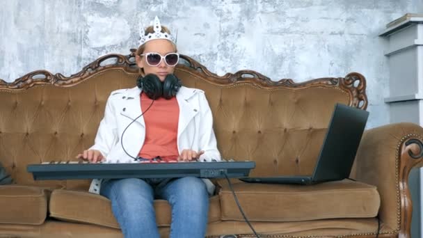 Des gens étranges. femme drôle dj écrit de la musique avec ordinateur portable et clavier midi — Video