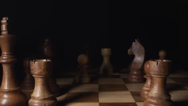 Супер близькі подробиці шахових фігур, які стоять на шахівниці — стокове відео