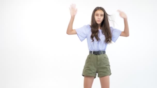 Fondo blanco aislado. hermosa adolescente chica en pantalones cortos está bailando — Vídeo de stock