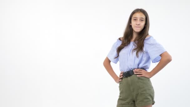 Απομονωμένο λευκό φόντο. όμορφη έφηβη με σορτς και μπλούζα που ποζάρει — Αρχείο Βίντεο