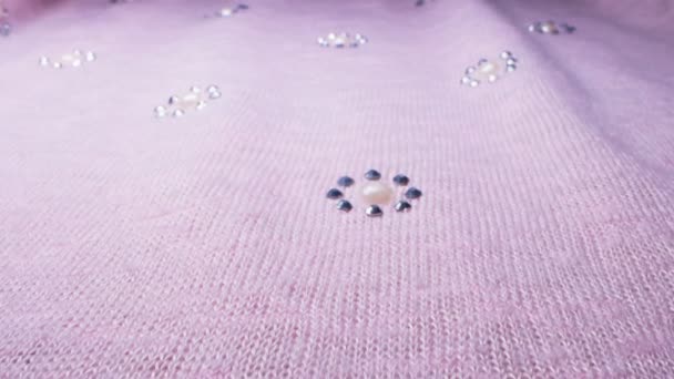 Fundo têxtil. Fecha. detalhes de tecido de malha rosa com strass — Vídeo de Stock