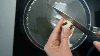 Dişi ellerini bıldırcın yumurtasından yumurta yapmaya hazırla.