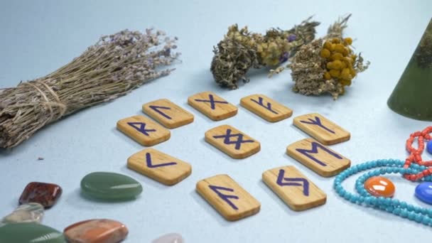 Super-Nahaufnahme. magischer Hintergrund, Runen, getrocknete Kräuter und Steine auf dem Tisch — Stockvideo