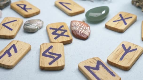 Supernärbild. magisk bakgrund, runor, torkade örter och stenar på bordet — Stockvideo