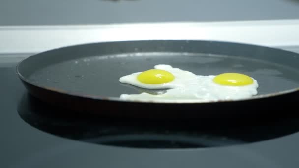 Close up female hands prepare fried eggs from quail eggs — Stock Video