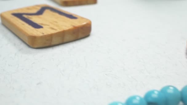 Super-Nahaufnahme. magischer Hintergrund, Runen, getrocknete Kräuter und Steine auf dem Tisch — Stockvideo
