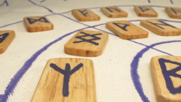 Súper cerca. los detalles. conjunto de runas de madera sobre lienzo — Vídeo de stock