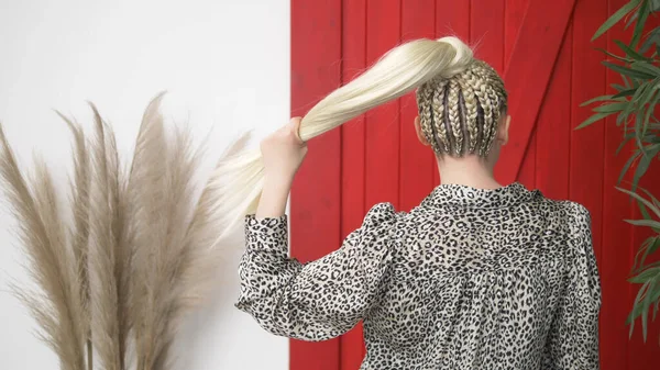 Bakåt. Vacker blond kvinna med afro flätor och åkerfräken, viftande hår — Stockfoto