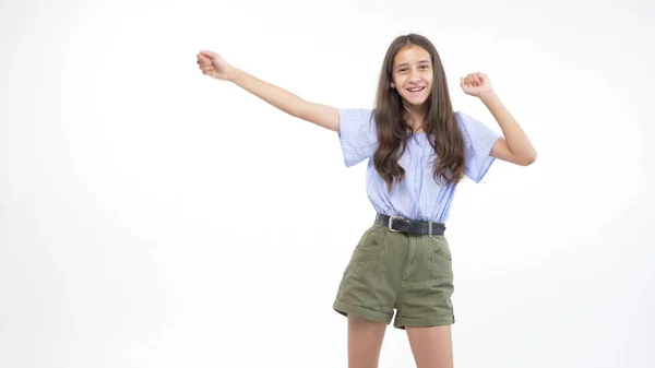 Sfondo bianco isolato. bella adolescente ragazza in pantaloncini sta ballando — Foto Stock