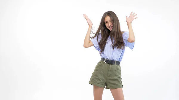 Isolerad vit bakgrund. vacker tonåring flicka i shorts dansar — Stockfoto