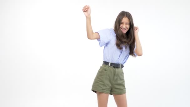 Fondo blanco aislado. hermosa adolescente chica en pantalones cortos está bailando — Vídeo de stock