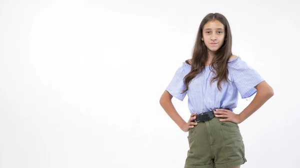 Geïsoleerde witte achtergrond. mooi tiener meisje in shorts en een blouse poseren — Stockfoto