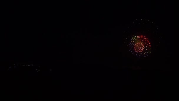 Verschwommene Blitze von Feuerwerk in der Ferne in der Nacht — Stockvideo