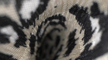 Makro. Tekstil arka planı. İpek kumaş kıvrımları. Renkli leopar boyanmış.